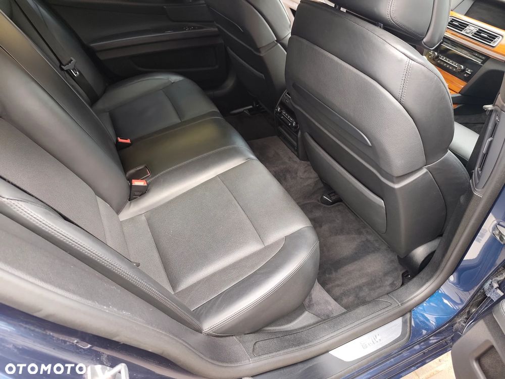 BMW Seria 7 750i L xDrive - 26