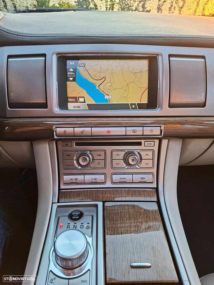 Jaguar XF 2.7 D V6 Premium Luxury - 19