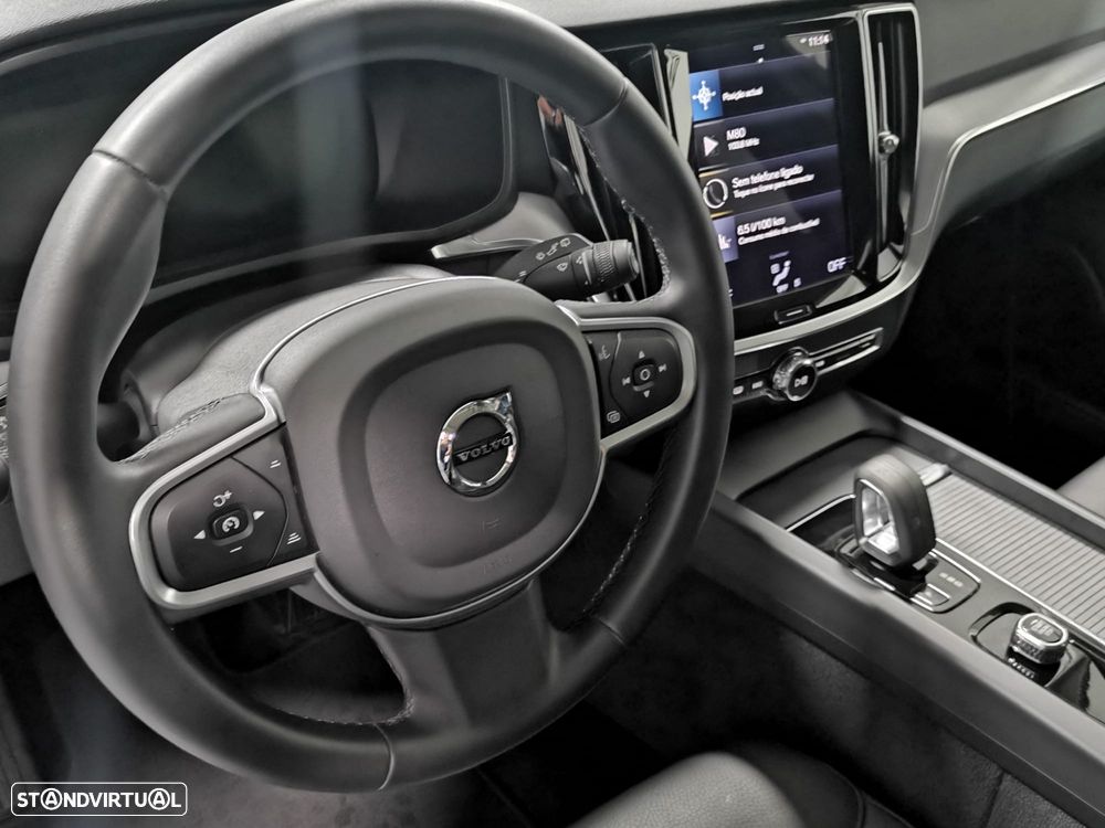 Volvo V60 2.0 B4 Plus Dark Auto - 24