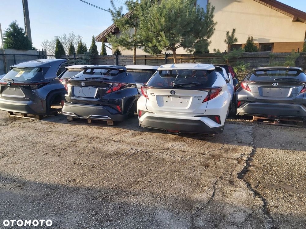 Toyota C-HR CHR spoiler blenda klapy tył listwa emblemat logo 76811-F4010 - 8