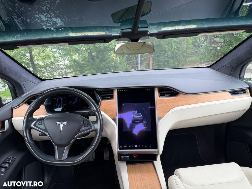 Tesla Model X - 11