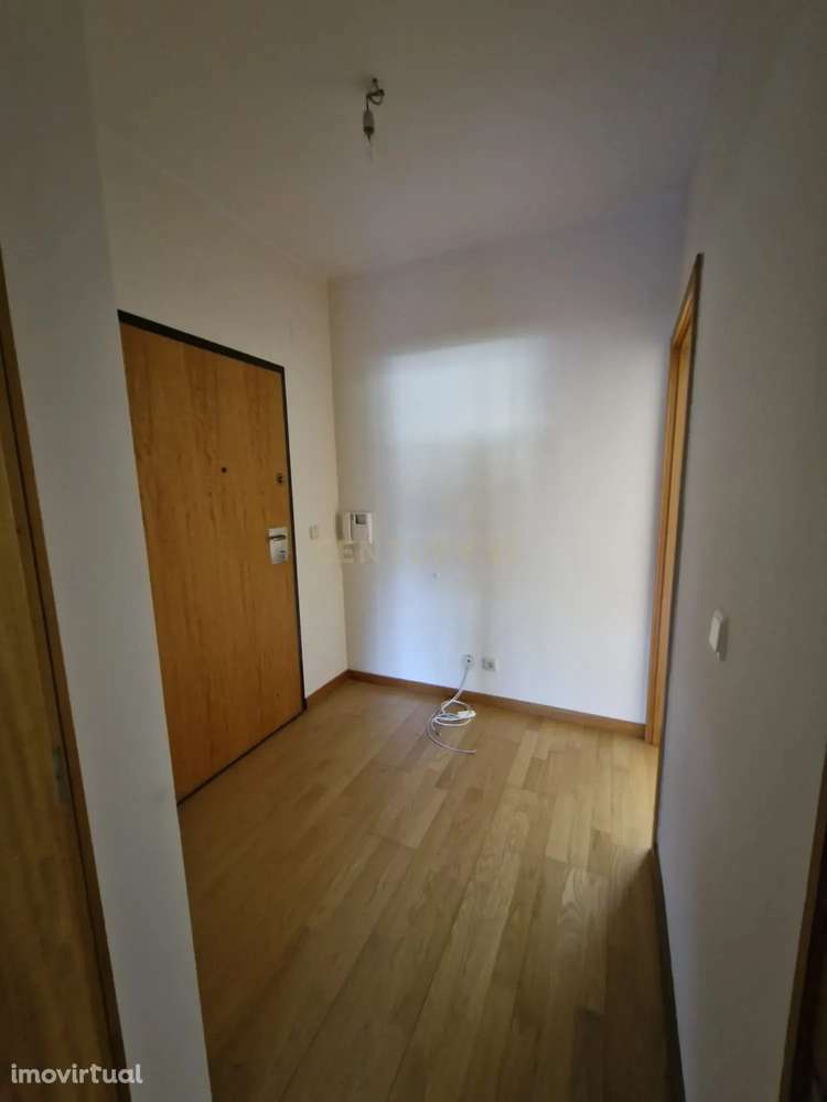 Apartamento T2 em Guimarães com garagem e elevador | ZTRE-03342 - Grande imagem: 3/27