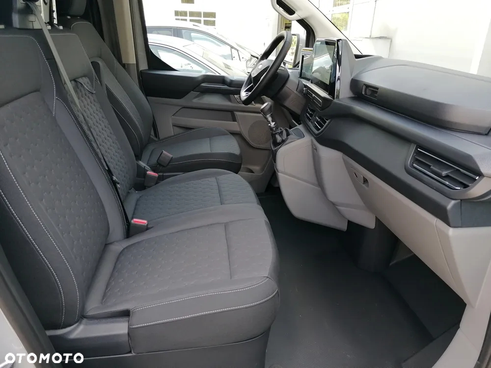 Ford CUSTOM VAN LIMITED - 31