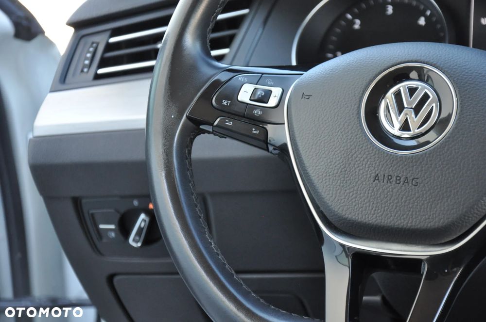 Volkswagen Passat 2.0 TDI SCR Comfortline - 23