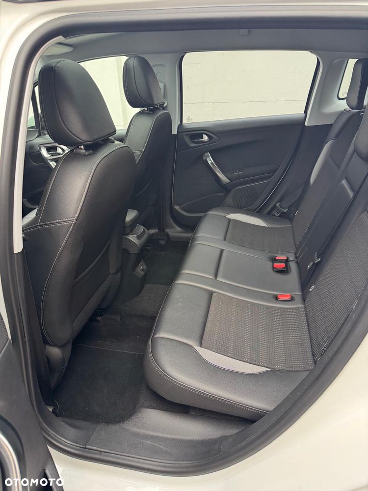 Peugeot 2008 1.2 Pure Tech Allure S&S - 13