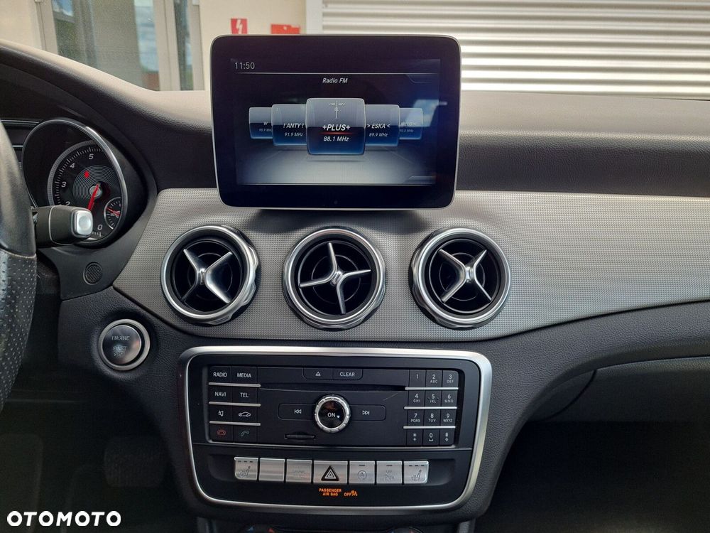 Mercedes-Benz GLA 180 7G-DCT Urban - 24