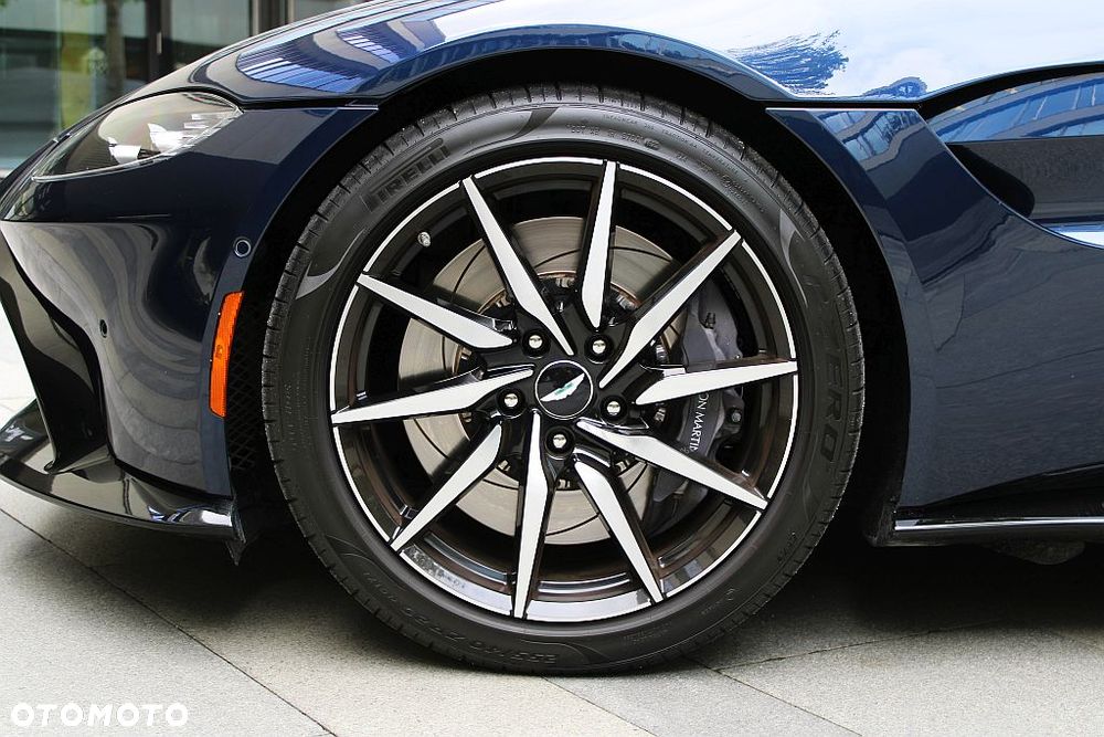 Aston Martin Vantage - 10