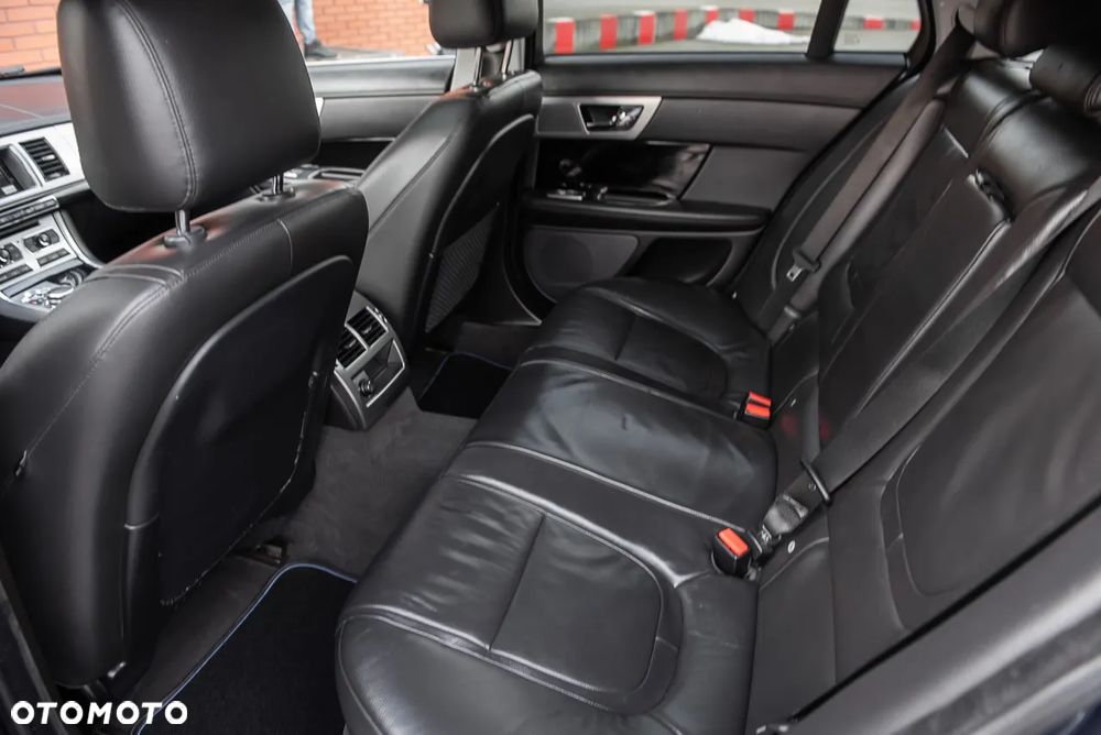 Jaguar XF 2.2 D Luxury - 26