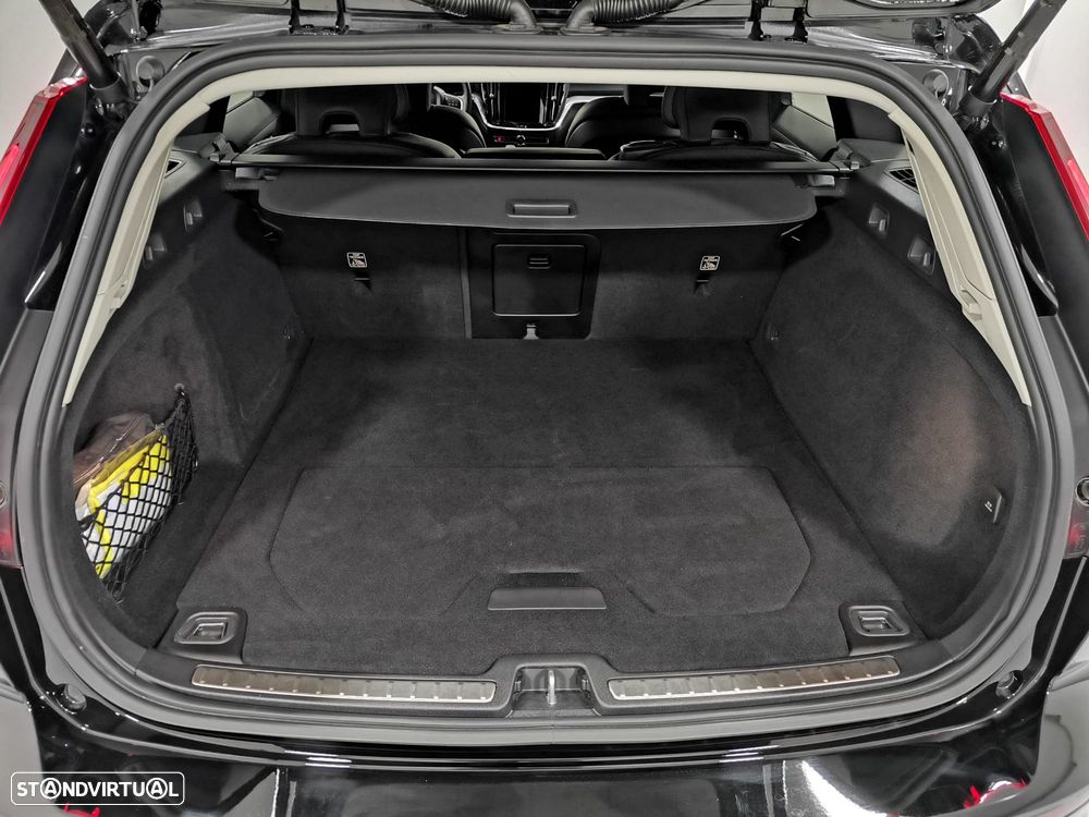 Volvo V60 2.0 B4 Plus Dark Auto - 17