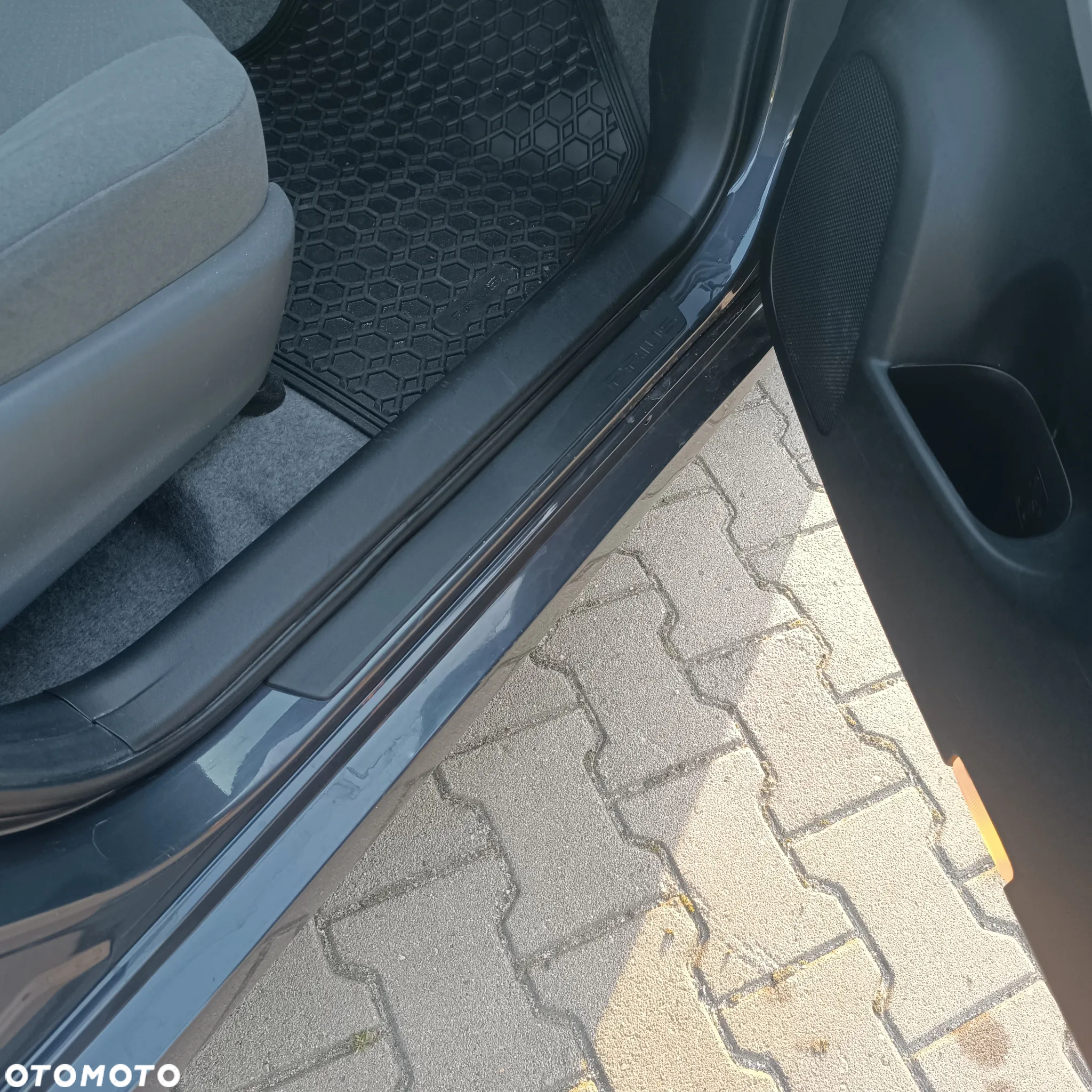 Toyota Prius (Hybrid) Life - 24