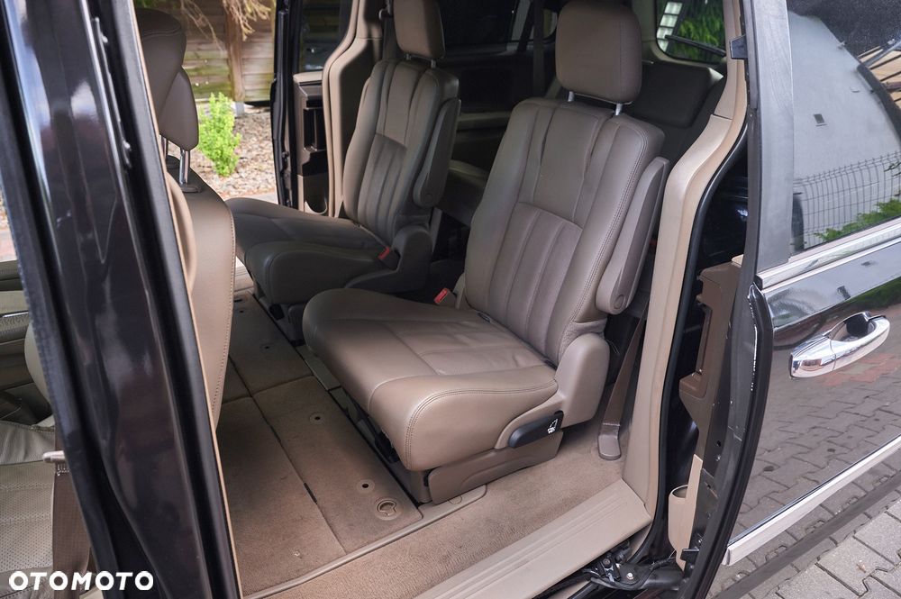 Chrysler Town & Country 3.6 Limited - 31