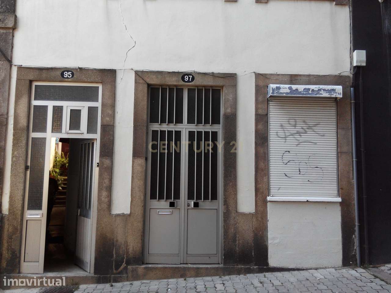 Prédio para Remodelar no Centro do Porto | 4 entradas independentes | - Grande imagem: 3/31