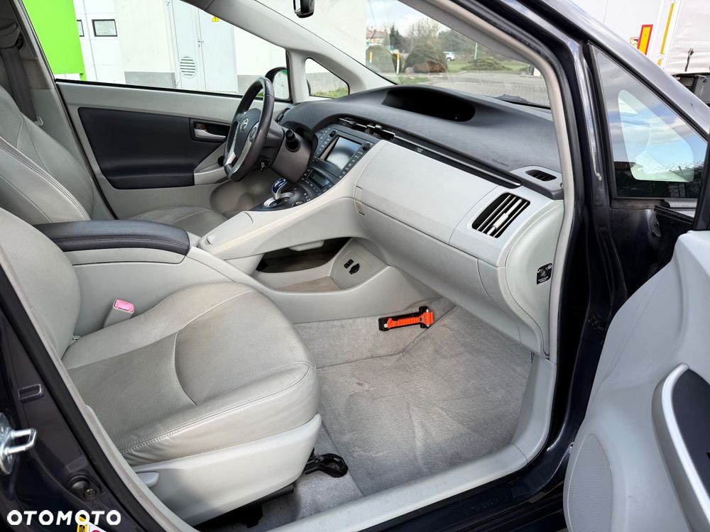 Toyota Prius 1.8 HSD Prestige - 19