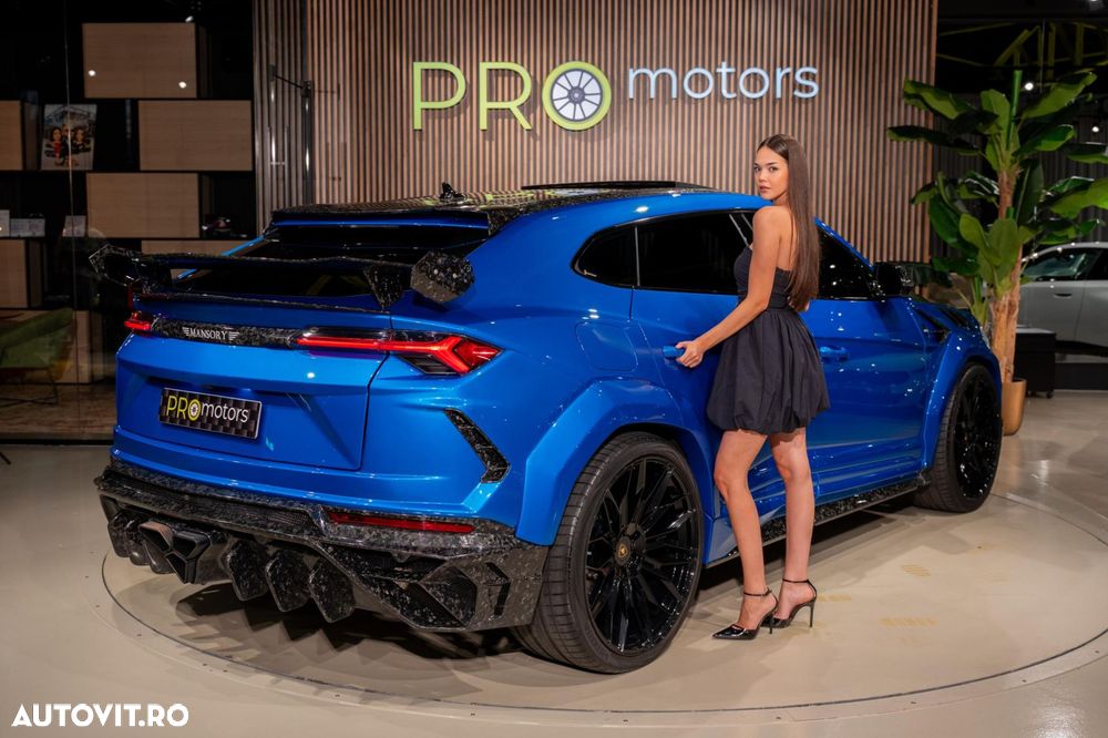 Lamborghini Urus view 3