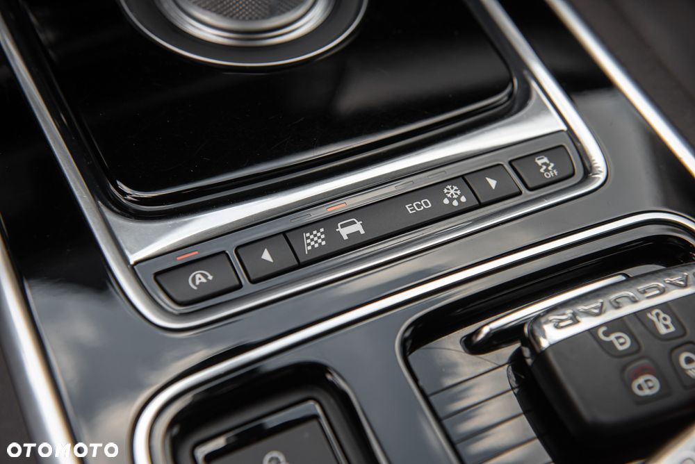 Jaguar XF ver-20d-sportbrake-portfolio - 24