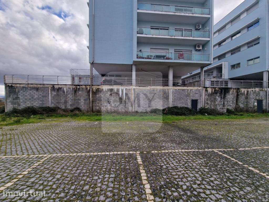 Na Vila de Murça, armazém de 617m2 em bruto - Grande imagem: 2/6