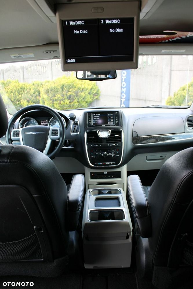 Chrysler Town & Country - 23