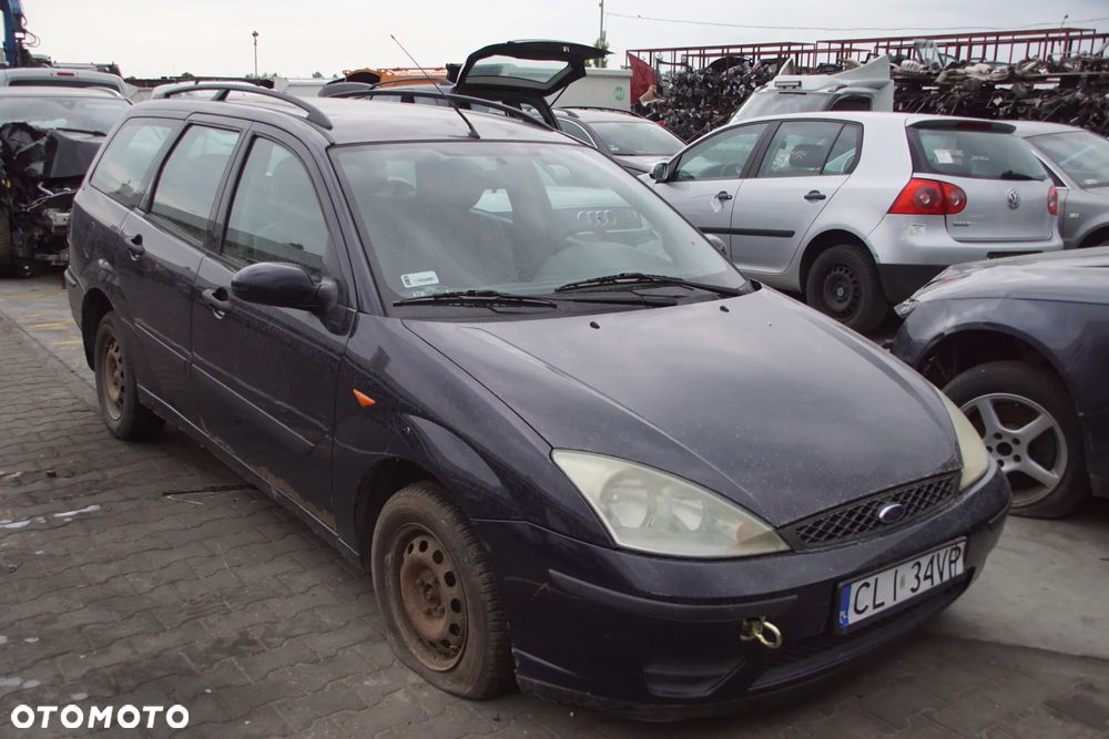 Auto na części - Ford Focus MK1 Lift 1.8 TDCI 101 KM FFDA 2S4R-7002-PB Deep Navy 2004R Silnik Skrzynia Drzwi Maska Błotnik Klapa Zderzak Lampa Lusterko Klamka Szyba Deska Kokpit Sterownik Moduł Czujnik Licznik Panel Kierownica - 1