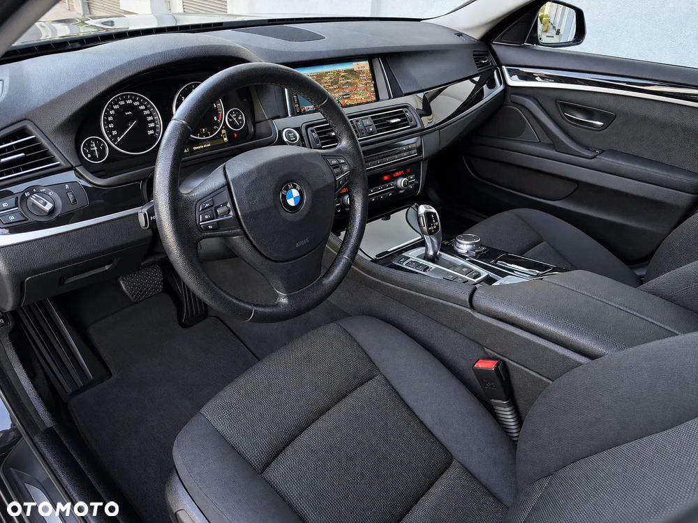 BMW Seria 5 525d xDrive - 9