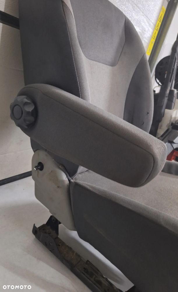 FOTEL LEWY PRZÓD ,PODŁOKIETNIK - VIVARO, TRAFIC LIFT 07-14 R. - 6