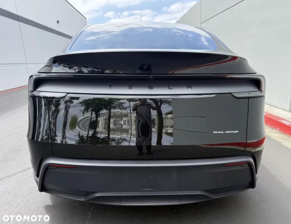 Tesla Model Y - 10