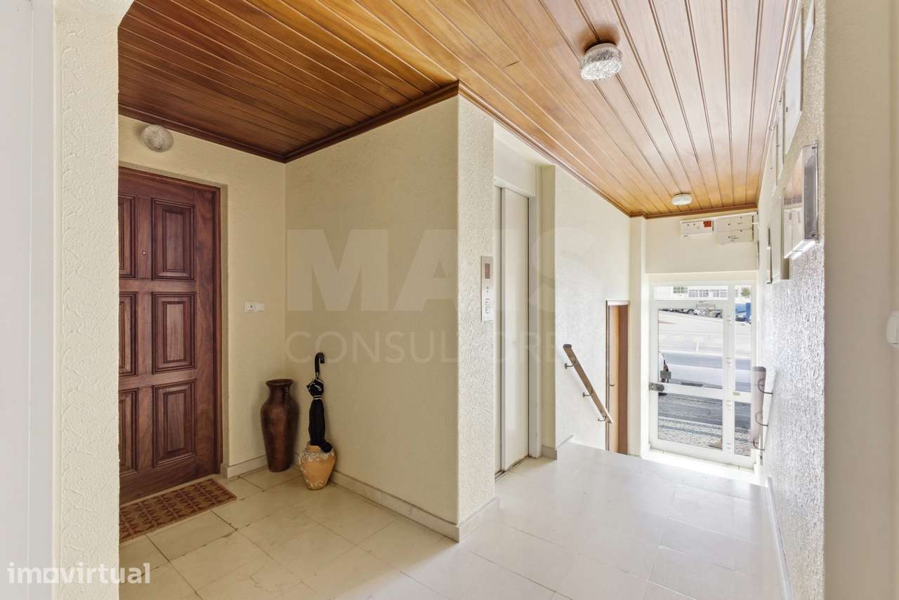 Apartamento T3 com quintal e garagem para 2 carros - Grande imagem: 2/34