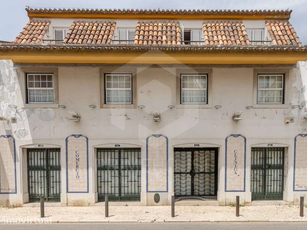 Prédio emblemático no Centro de Azeitão - Grande imagem: 4/58