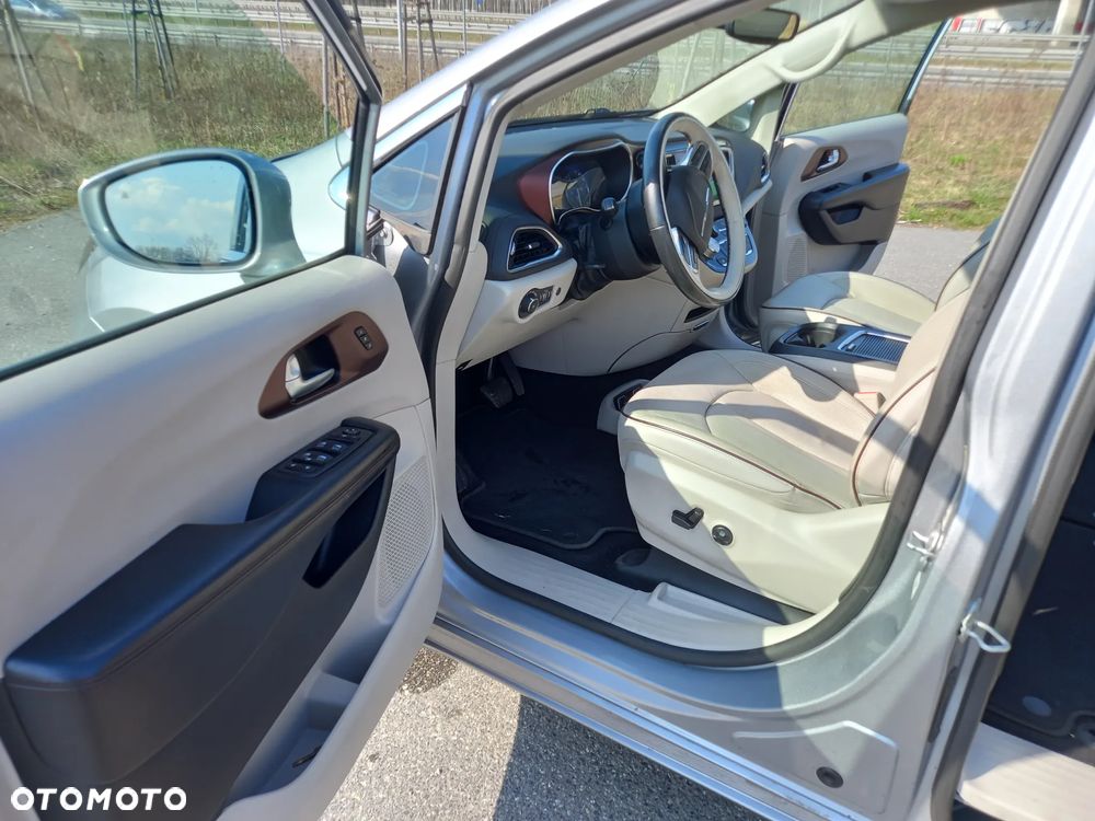 Chrysler Pacifica - 13