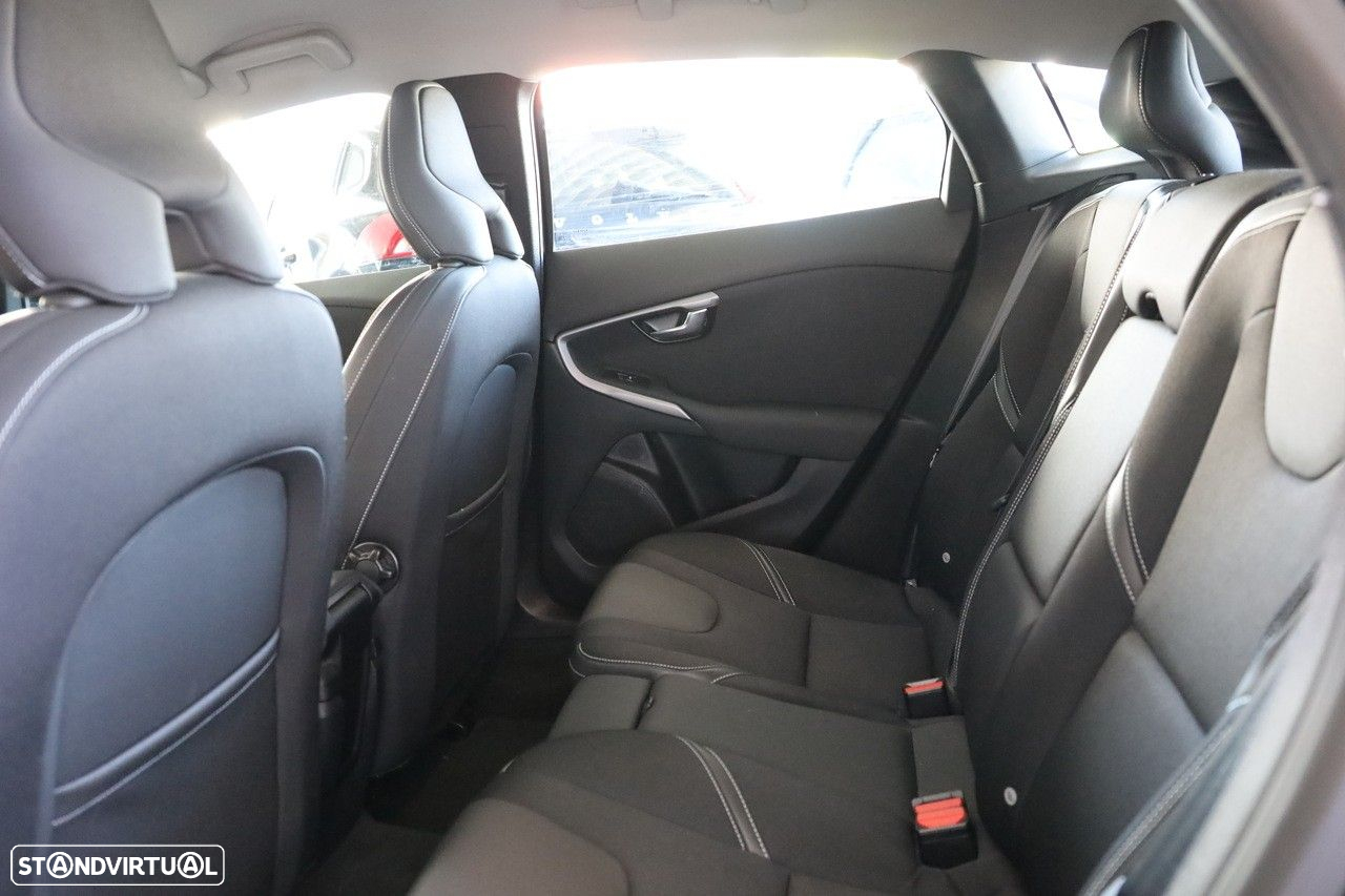 Volvo V40 2.0 D2 Momentum Geartronic - 9