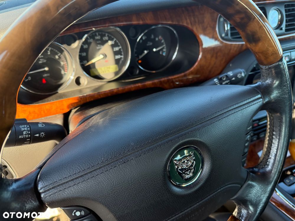 Jaguar XJ XJ8 4.2 LWB - 12