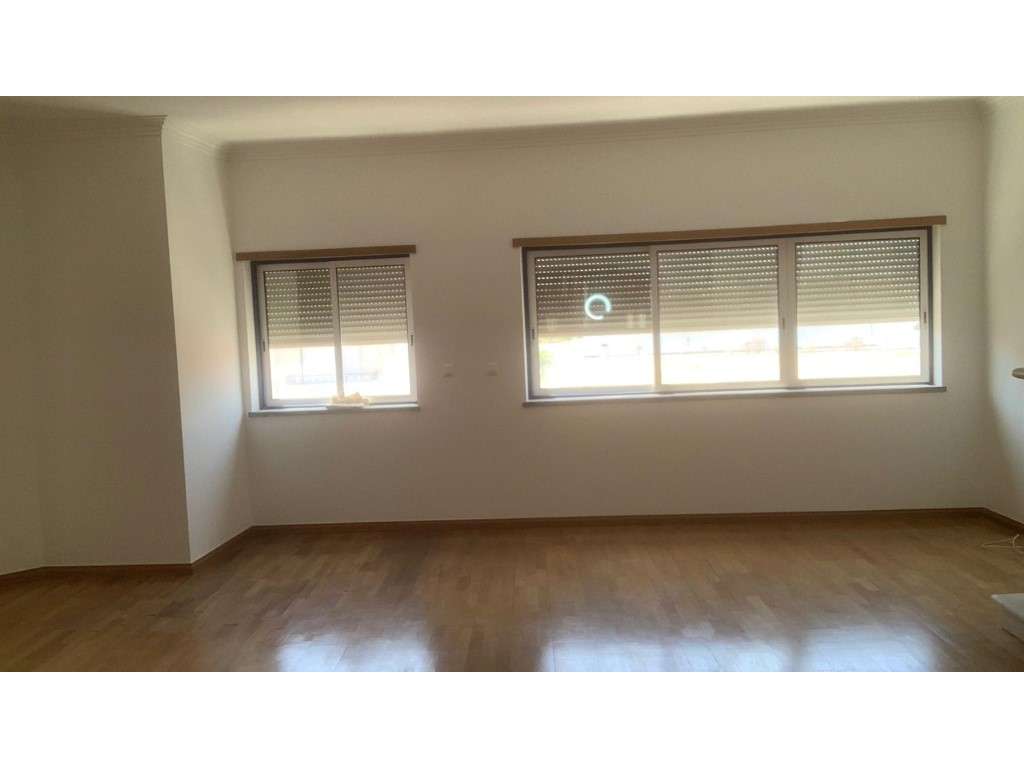 T3 Duplex com Garagem, Terraços e Suite no Centro do Montijo - Grande imagem: 3/57