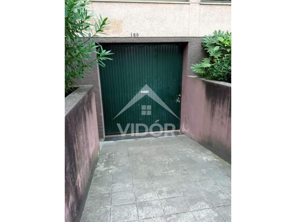 Garagem na Rua Bernardim Ribeiro Nº 178 - Circunvalação - Grande imagem: 3/4