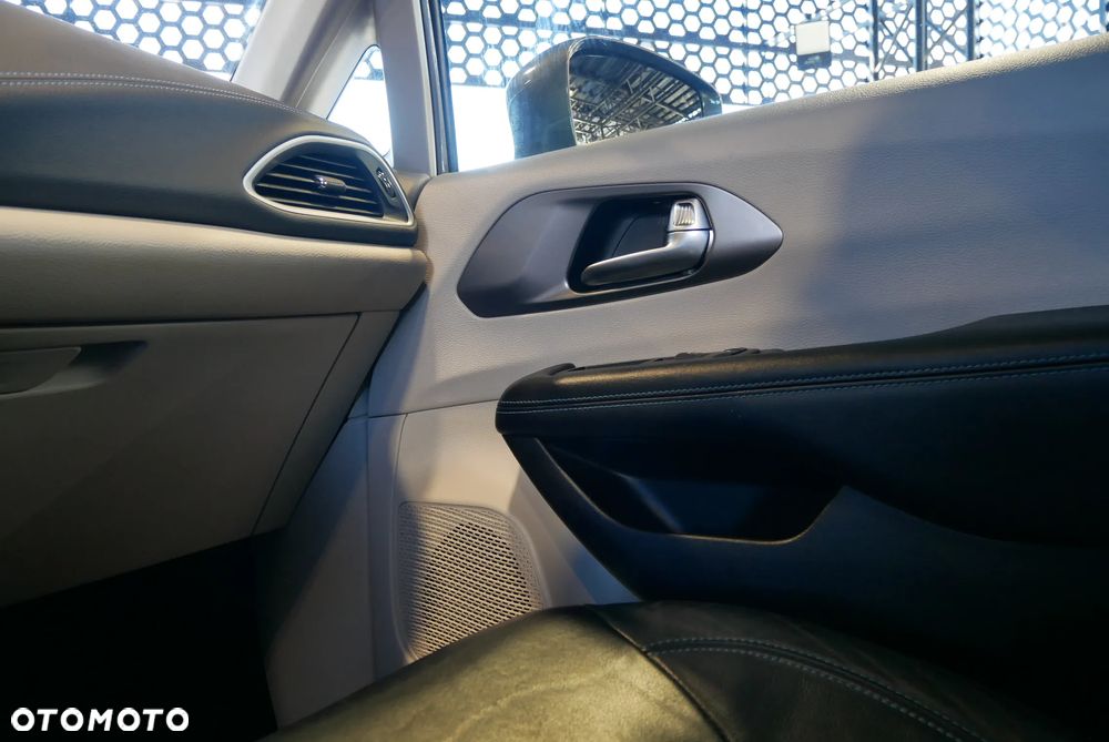 Chrysler Pacifica - 24