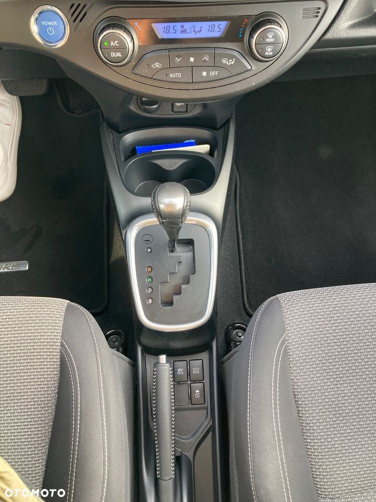 Toyota Yaris Hybrid 100 Premium - 23