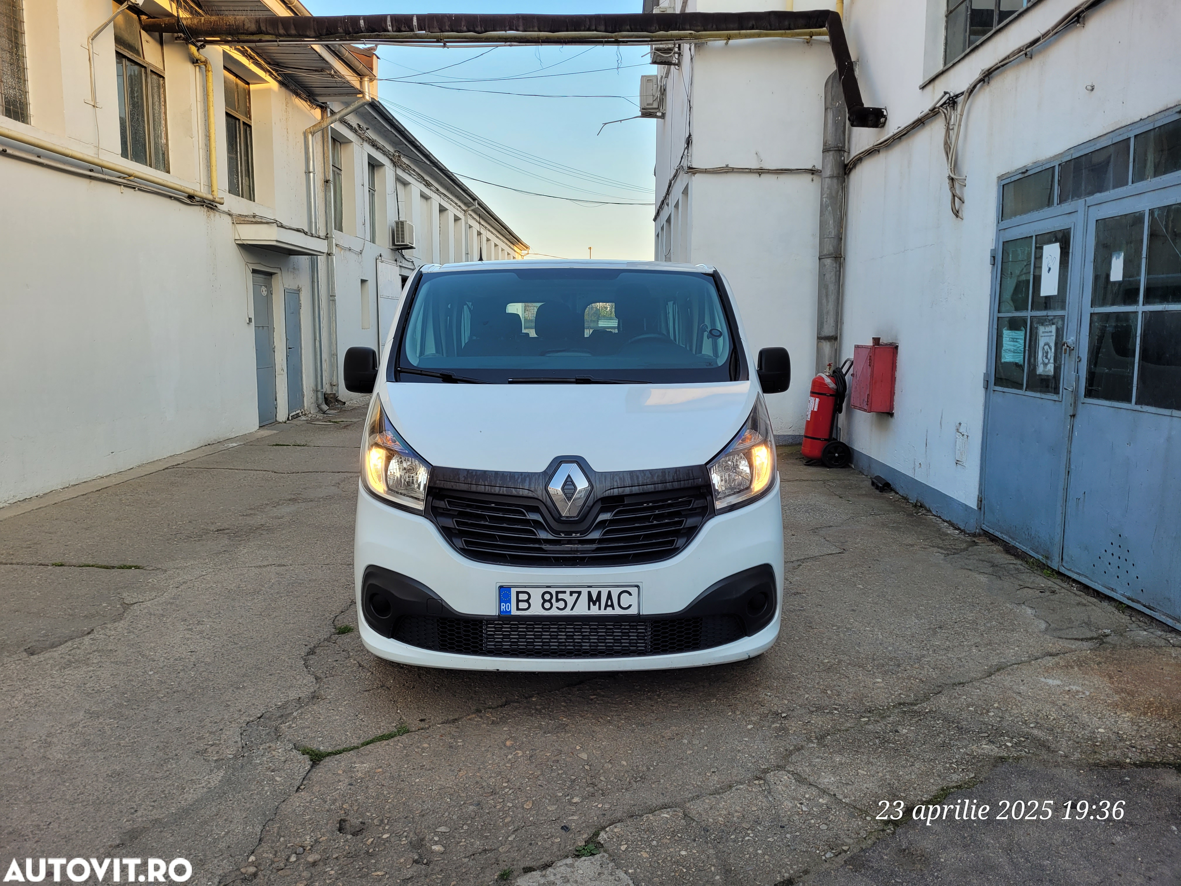 Renault Trafic Combi L2H1 1.6 dCi TT 145 7+1 Expression Plus - 2