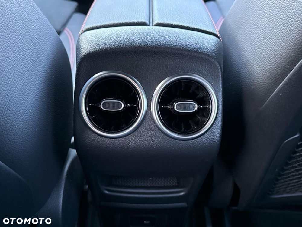 Mercedes-Benz GLA - 16