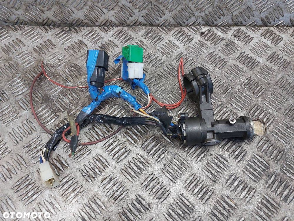 STACYJKA Z KLUCZYKIEM ISUZU TROOPER I - 1