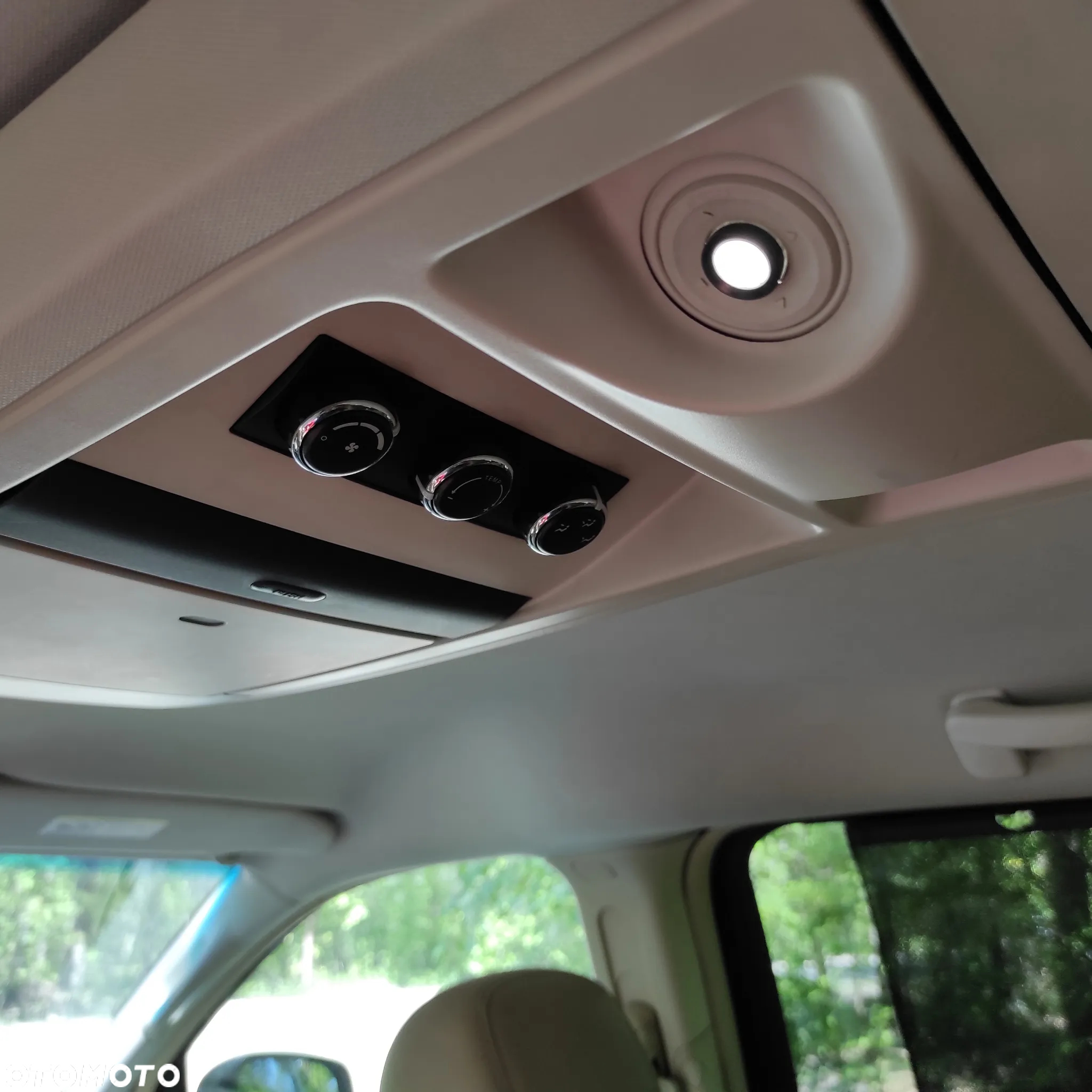 Volkswagen Routan - 12