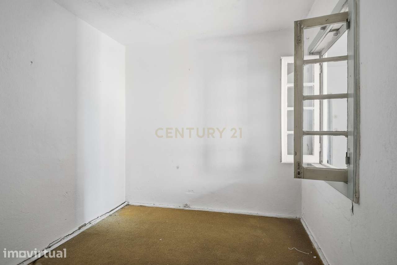 Casa em Arrecadação para Renovação no Centro do Bombarral - Grande imagem: 2/11