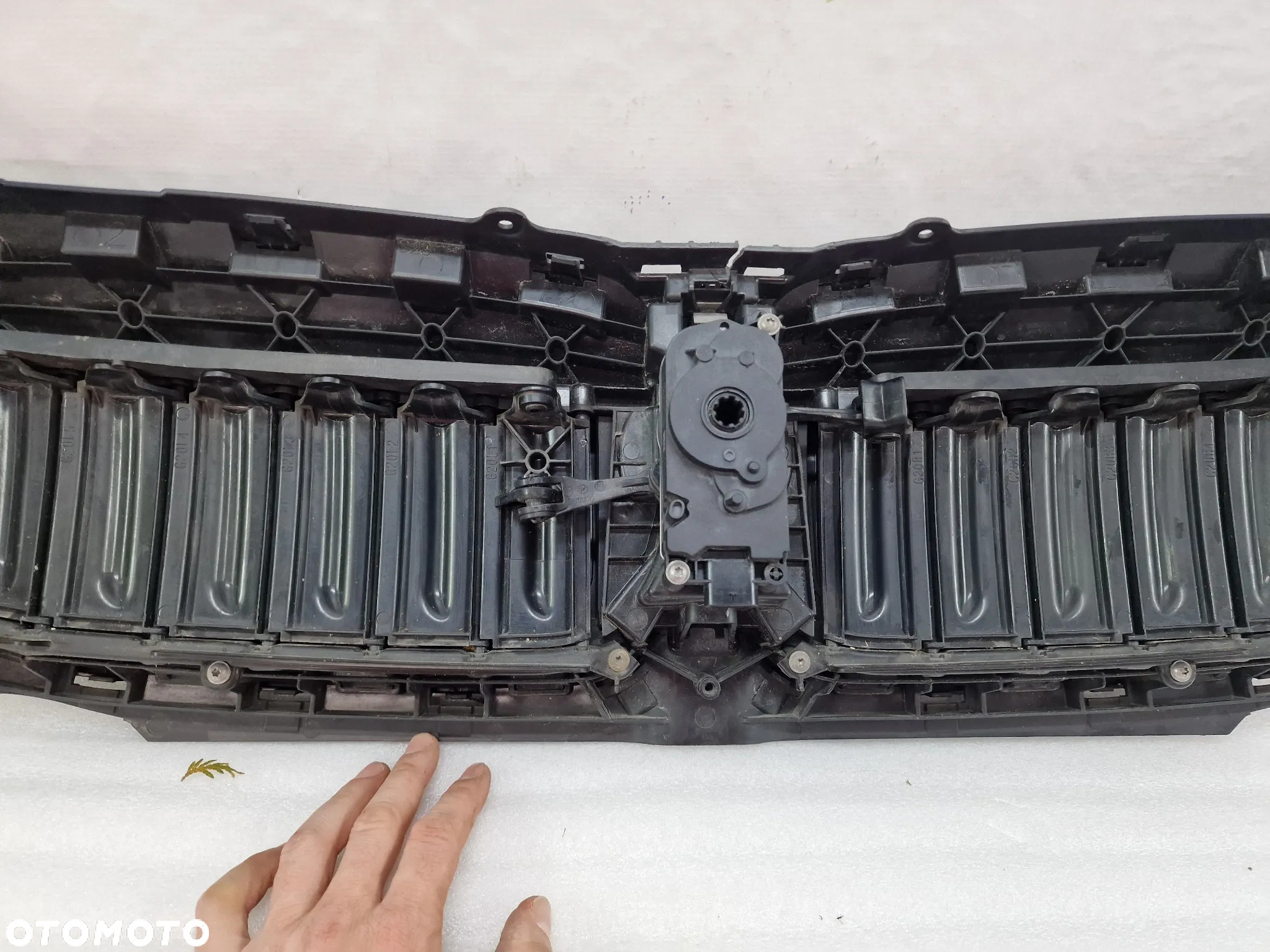 BMW G20 / G21 / G28 ATRAPA / GRILL ZDERZAKA PRZEDNIEGO PRZÓD + ŻALUZJA CZARNA W POŁYSKU , NR 187156-10 18715610 / 5A22C60 , NR AUKCJI GL703 - 22