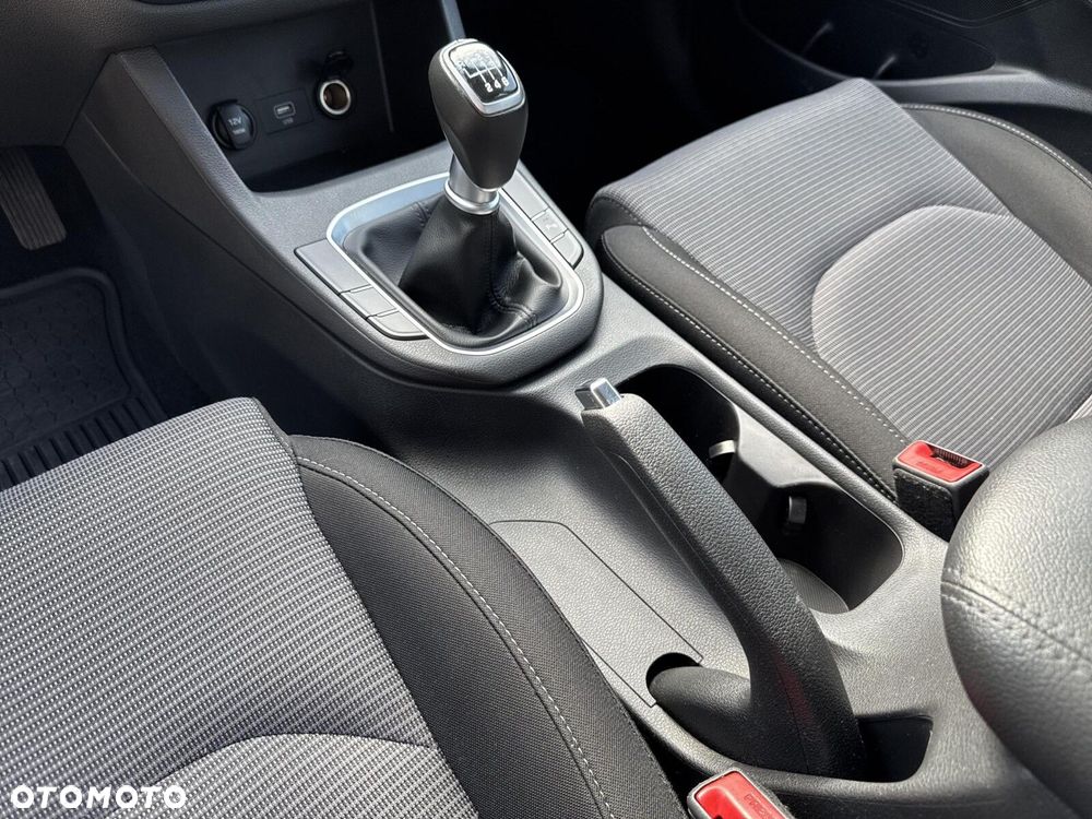 Hyundai i30 1.5 DPI Classic + - 15