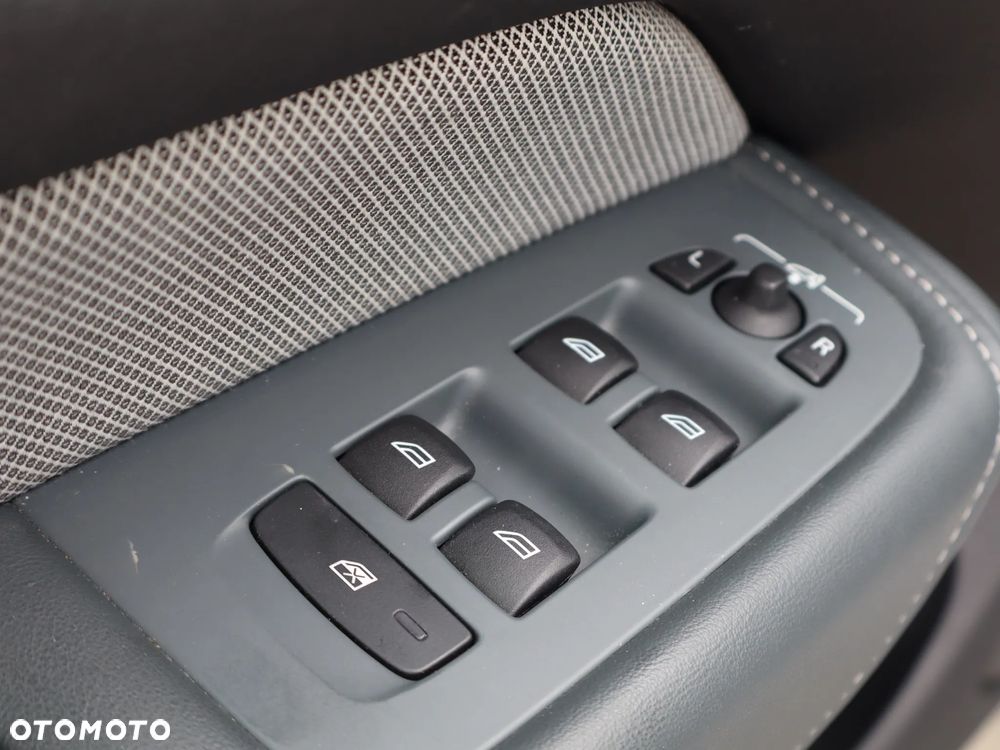 Volvo XC 60 B4 D AWD R-Design - 18