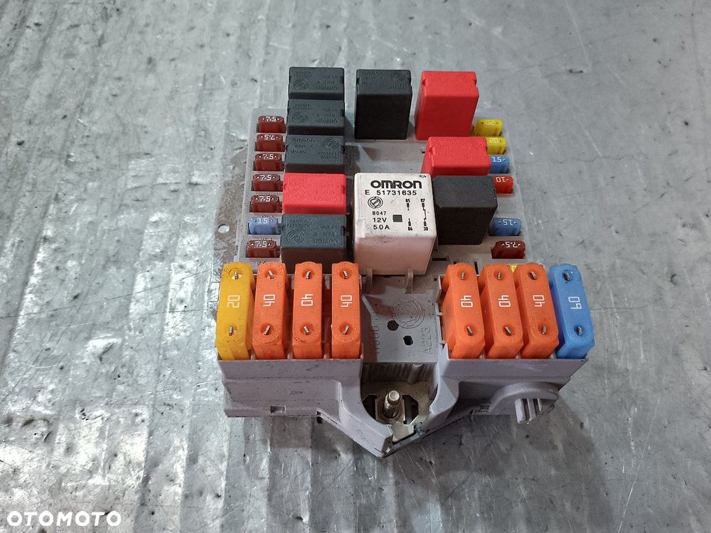 SKRZYNKA BEZPIECZNIKÓW ZEWNĘTRZNA FIAT CROMA 2005- 51804116 1.9 MULTIJET - 1