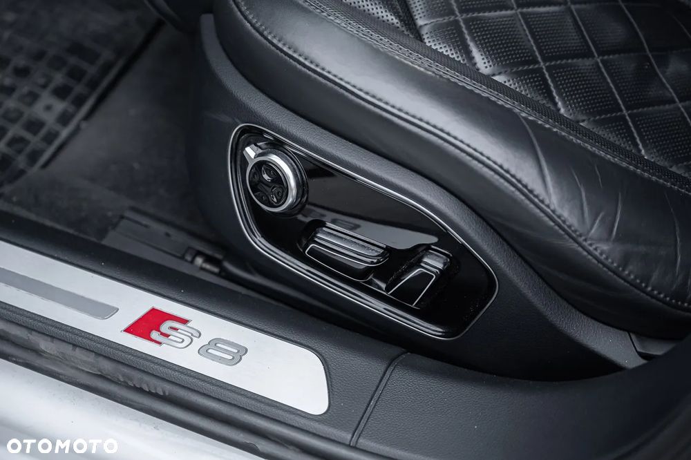 Audi S8 - 12