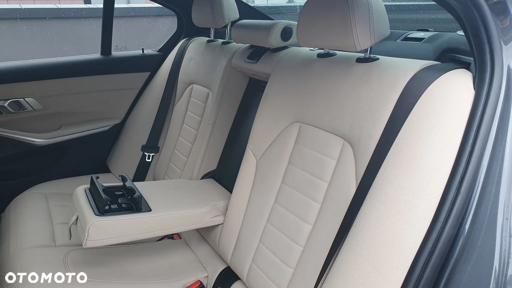 BMW Seria 3 330i xDrive Luxury Line sport - 23