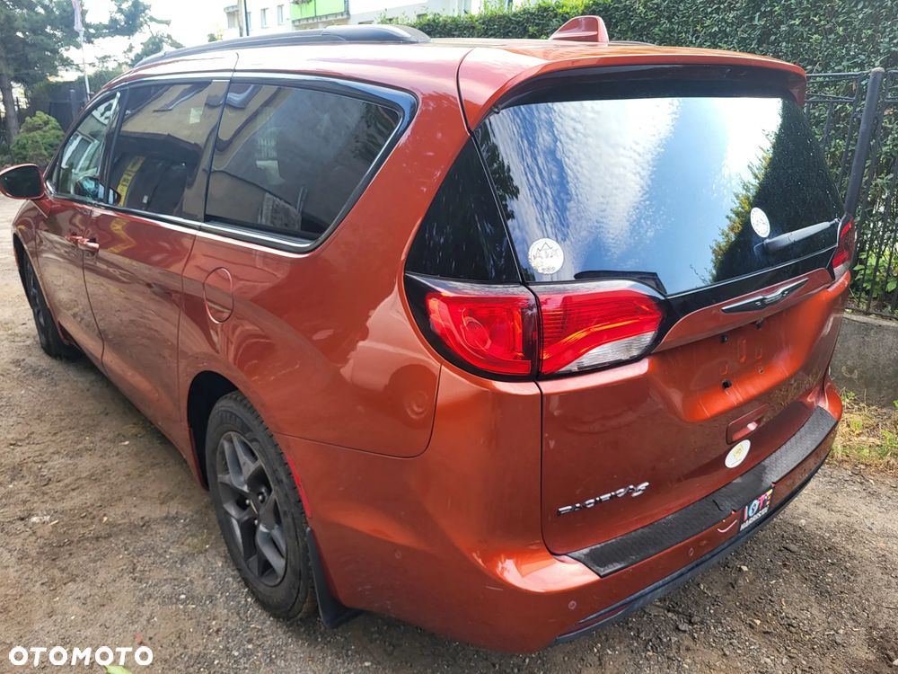 Chrysler Pacifica - 4