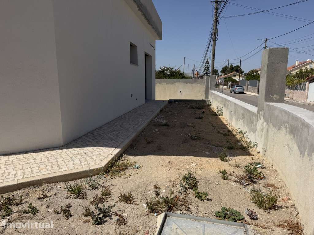 Moradia Geminada estrear T 2Térrea, espaço para carros e piscina ex... - Grande imagem: 5/12