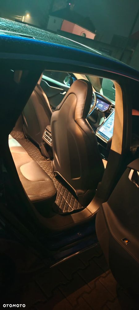 Tesla Model S - 10