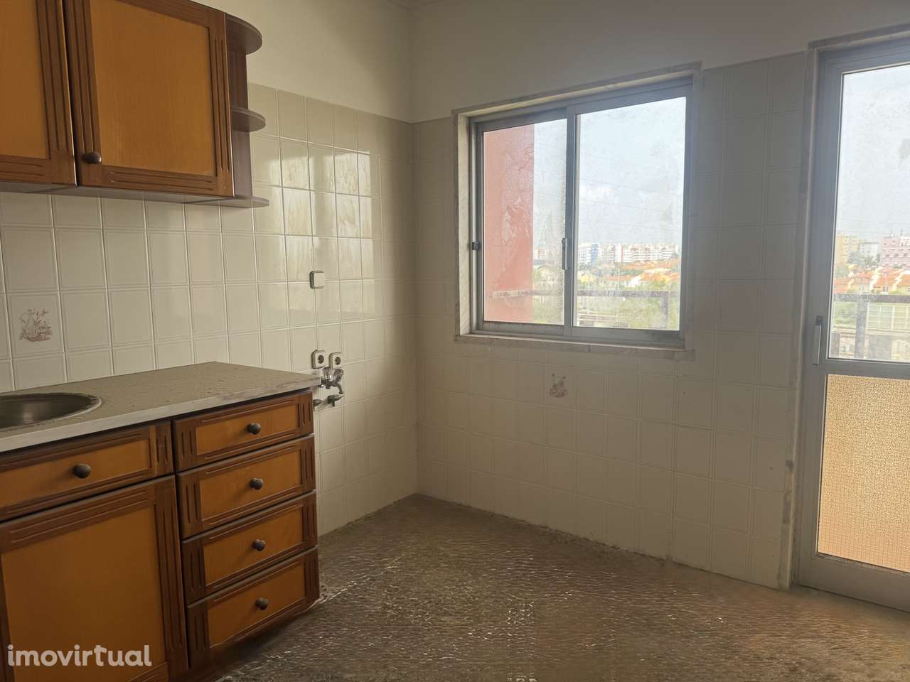 Transforme o Seu Sonho em Realidade: Apartamento T2 para Renovar com V - Grande imagem: 3/15