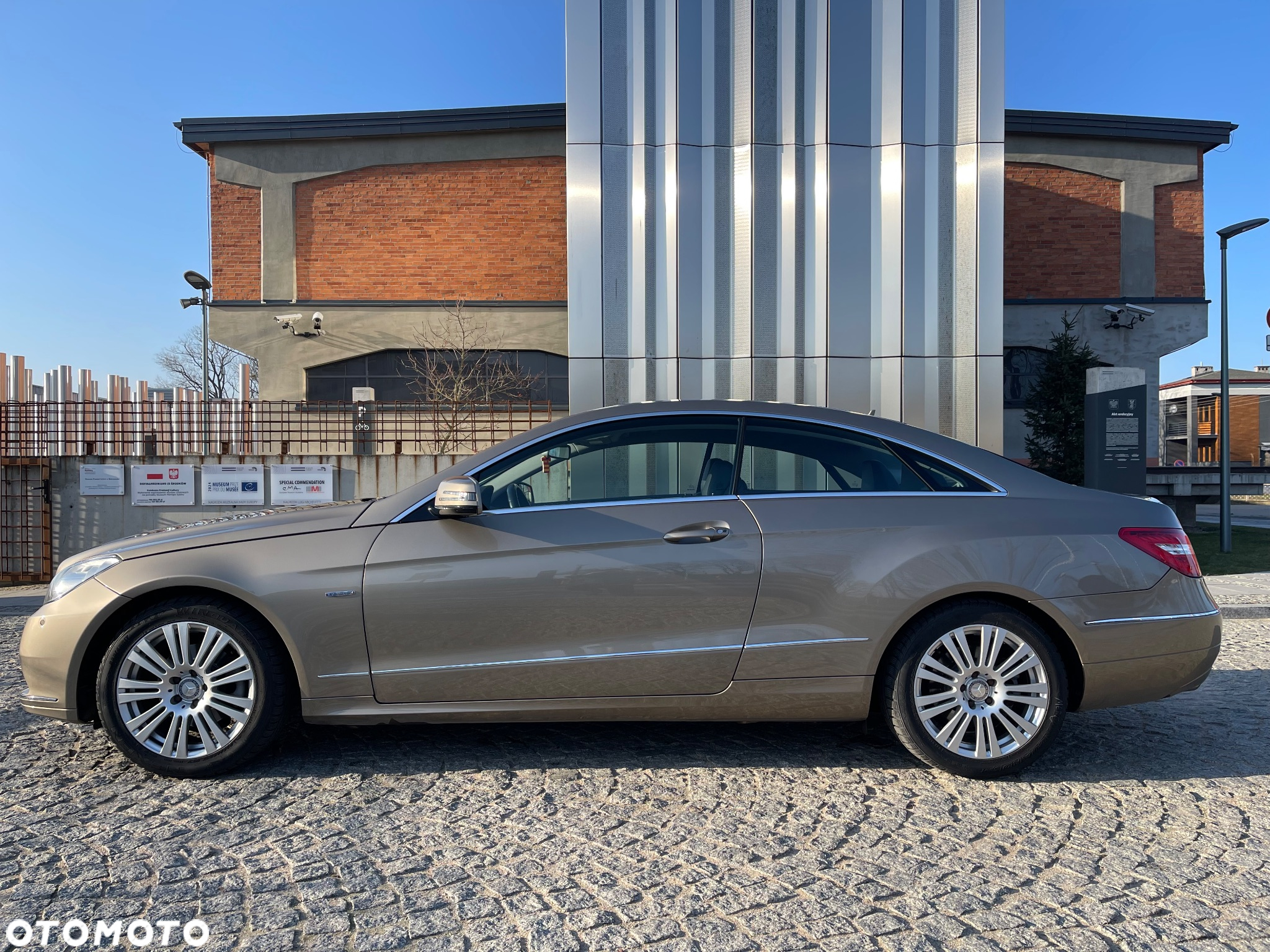 Mercedes-Benz Klasa E 200 CGI Coupe BlueEFFICIENCY Automatik Elegance - 6